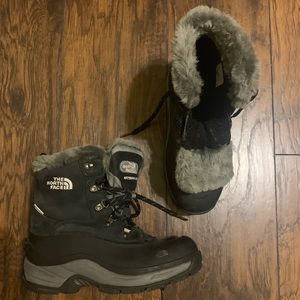 WOMENS NORTHFACE WATERPROOF BOOTS
